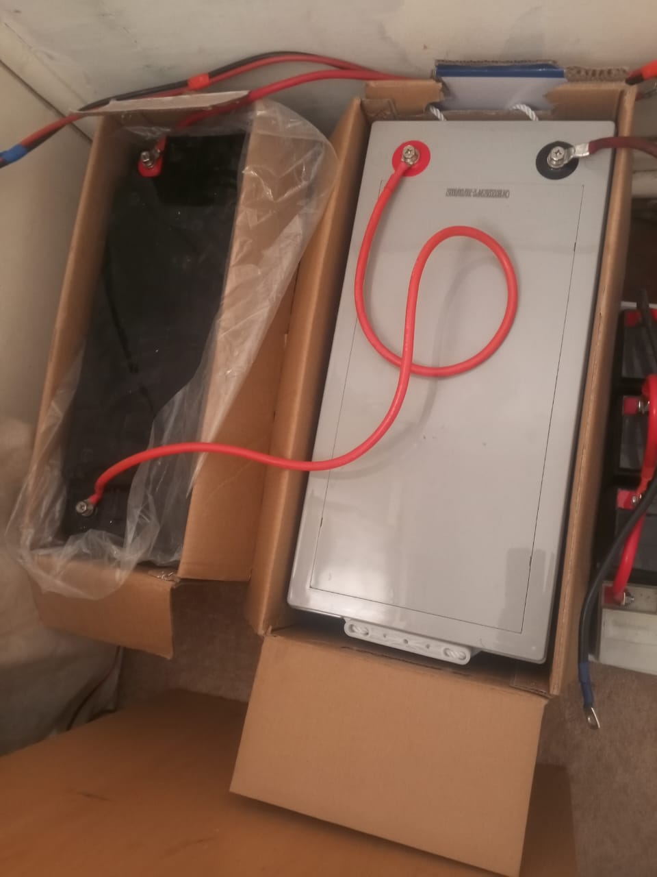 Battery and electrical installation